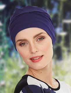 Femme portant un turban bleu marine