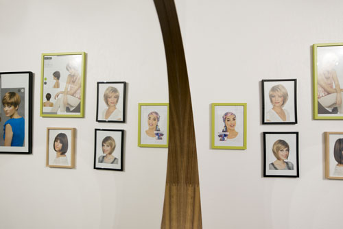 Mur avec des photos de femmes dans le salon de Sophie Leroux