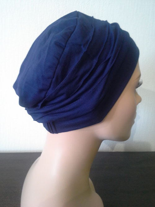 turban bleu roi uni posé sur une tête de mannequin